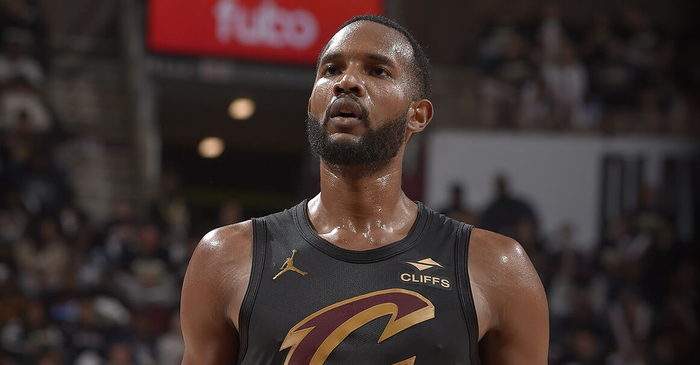 骑士记者：莫布利夏天提升了投射技术 控球等方面也得到了加强