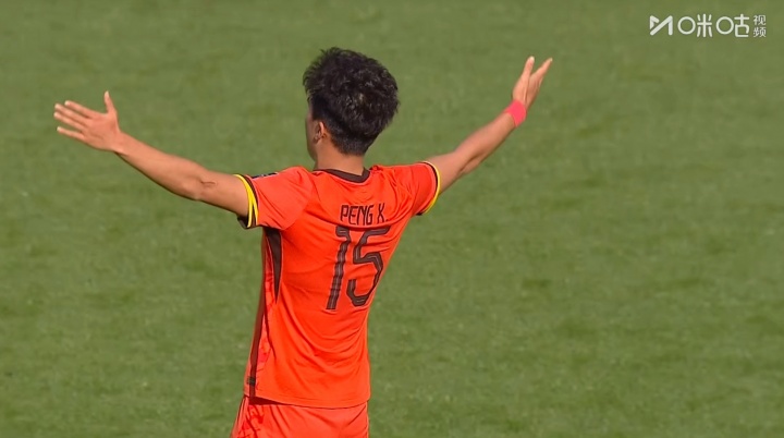 逆足爆射攻破袋鼠球门！彭啸破门后双手张开模仿贝林厄姆庆祝