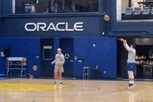 开云体育官网-库里恢复训练一哥围巾即将复出 勇士终于等来援兵