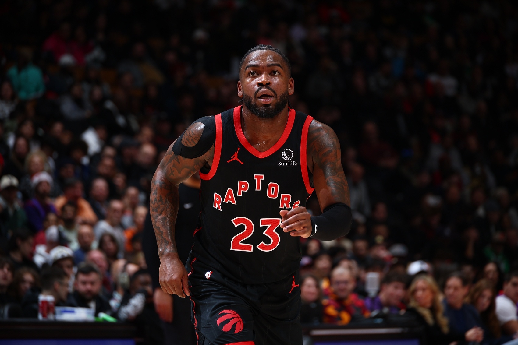 开云体育下载-问题不大！谢德疑似崴脚受伤&amp;一瘸一拐回到替补席 随后返回比赛