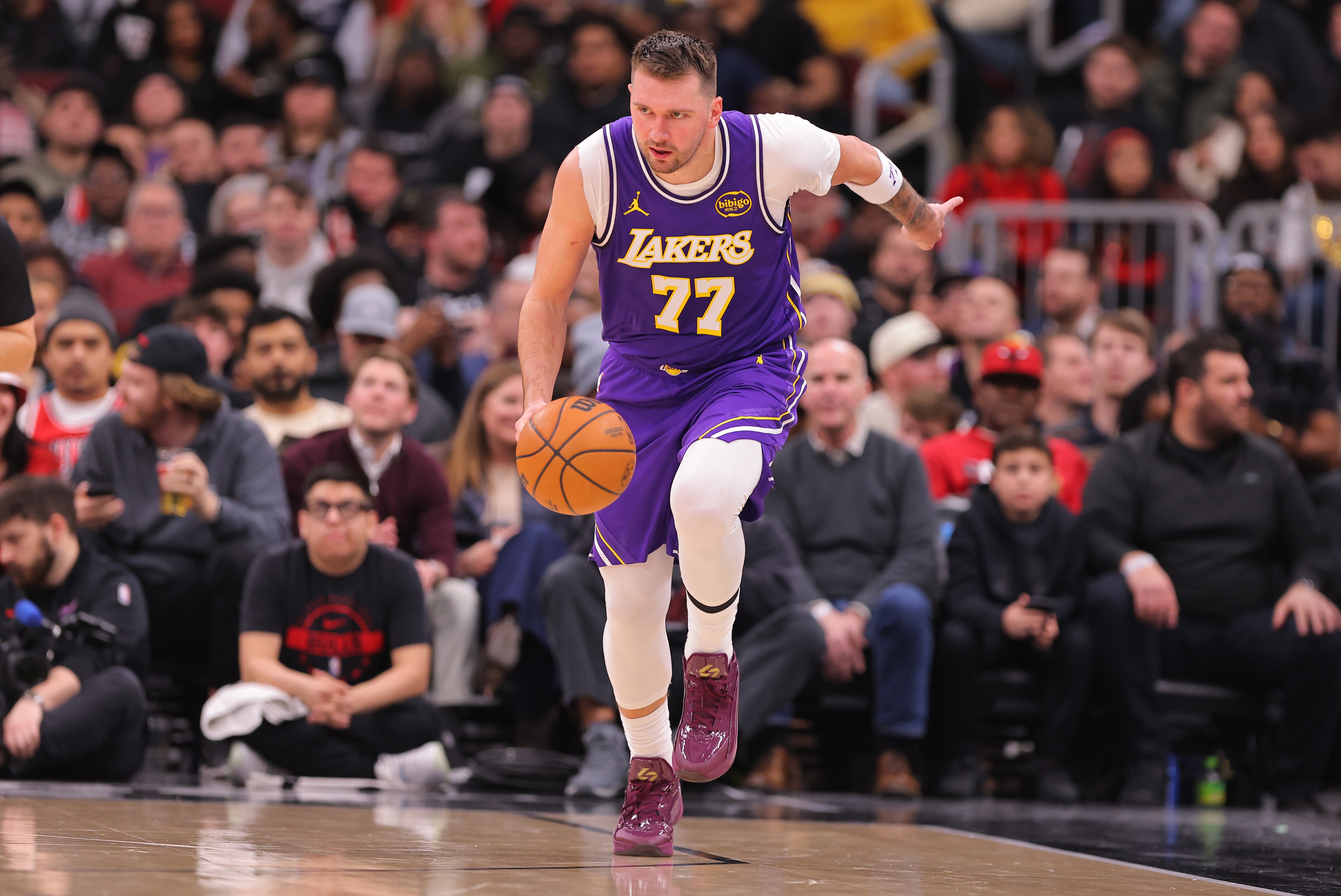 开云官网-别有大碍！东契奇次节左腿筋不适回更衣室 半场10中3&amp;5失误