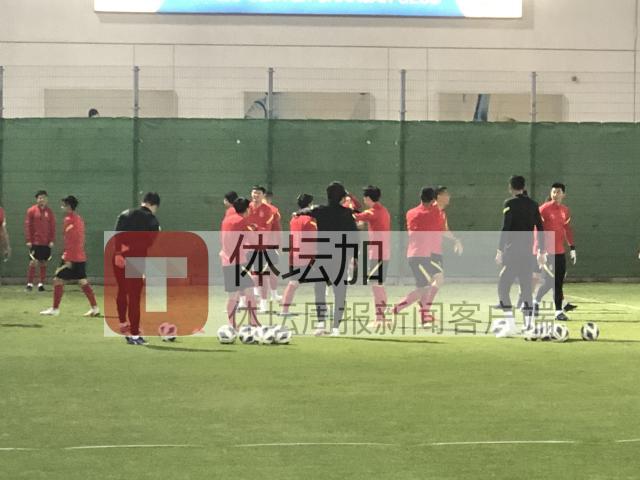 kaiyun-最后一练放弃踩场  ​国足弃五后卫打法演练定位球