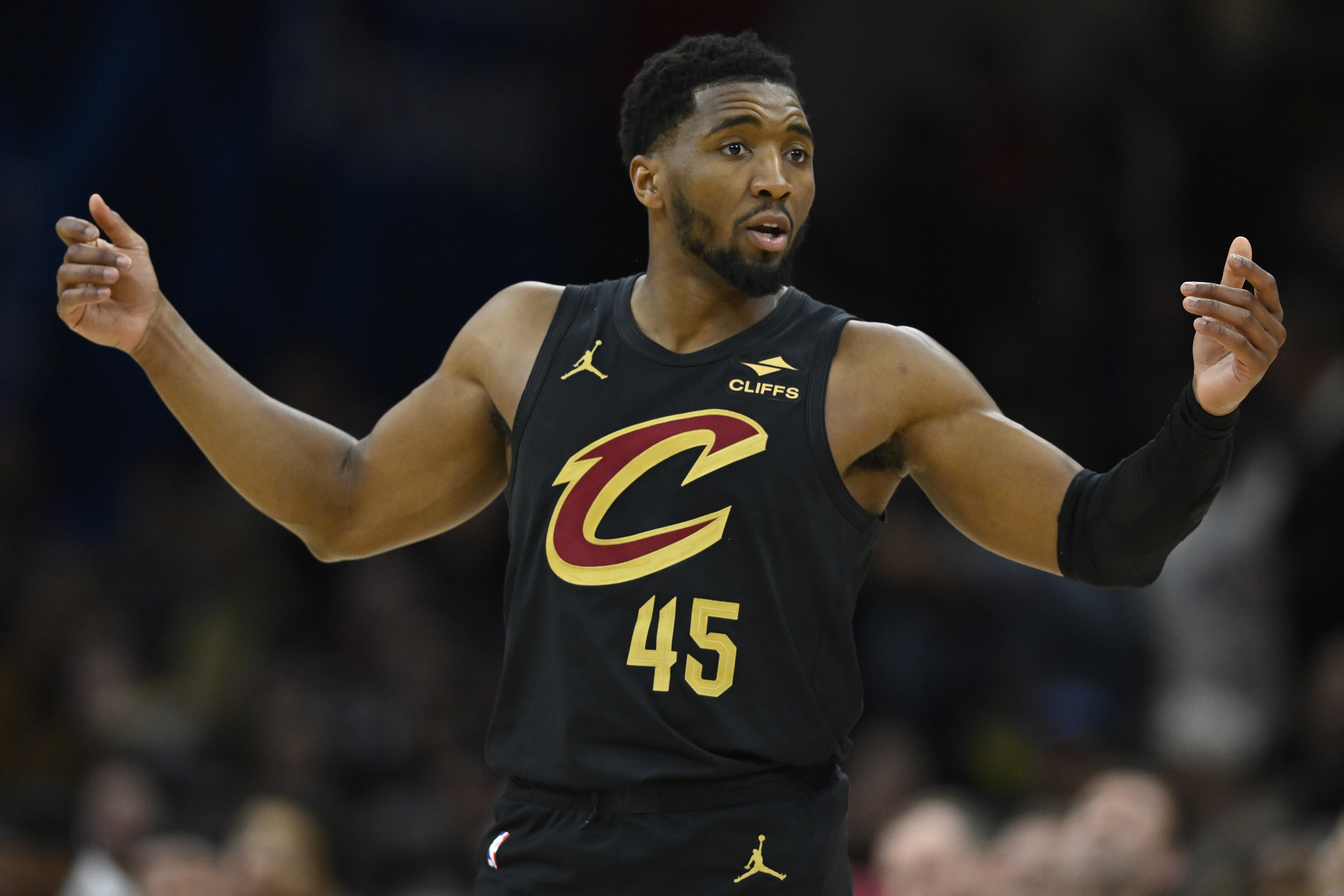 再加把劲儿！米切尔半场首发17分钟 13中6&amp;三分4中1砍16分2板