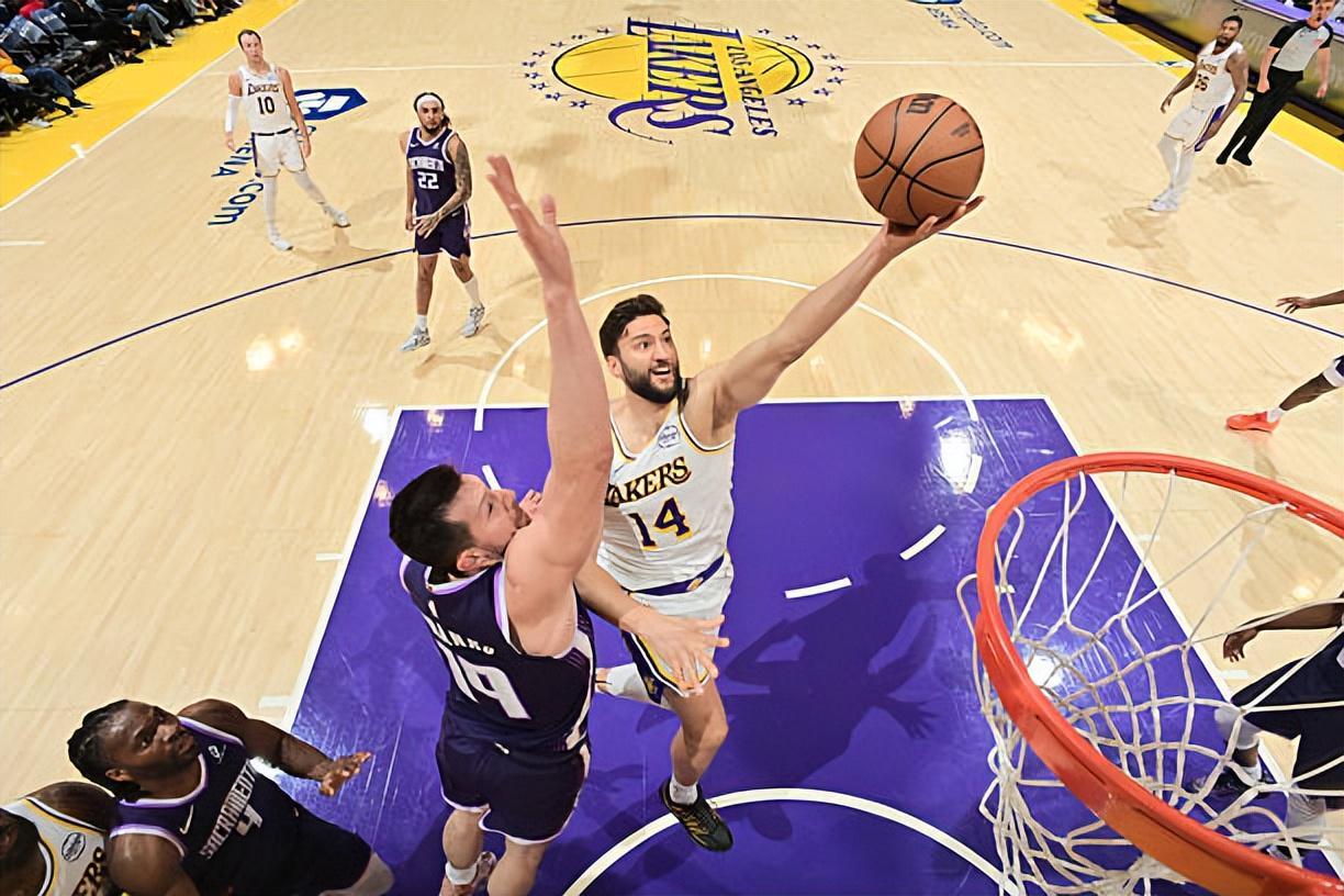 开云APP-竟然还完成了一记爆扣，湖人替补内线也许偶尔能扮演奇兵的角色？