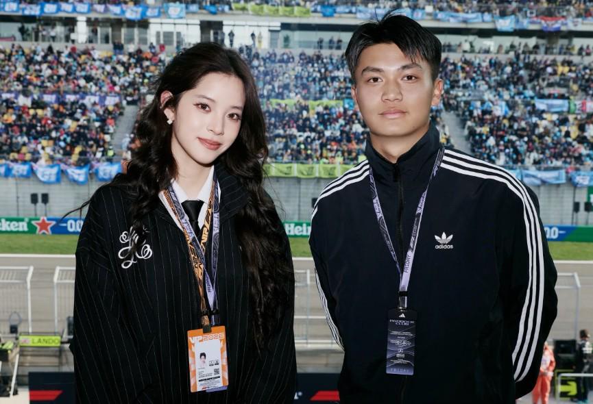 开云体育官网-蒯纪闻和杨希现场观看F1中国大奖赛，并与欧阳娜娜合照