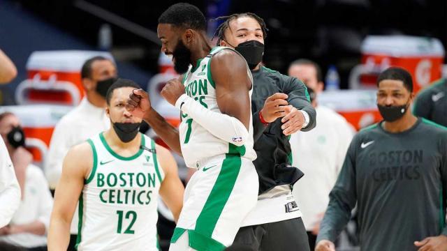 1618196295004054578.jpg celtics-celebrate-win-over-nuggets-ap-photo-4-11-2021-1618184156.jpg