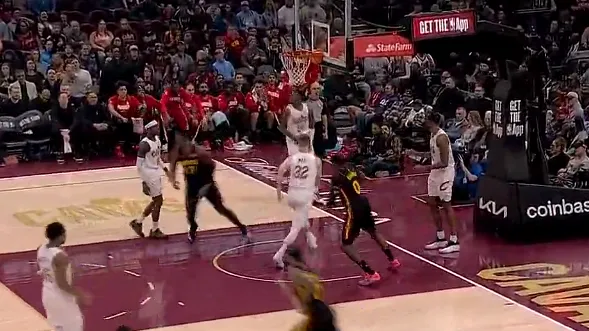 开云APP-库明加攻守转换抗开对手上篮打进，老鹰本场比赛首次领先